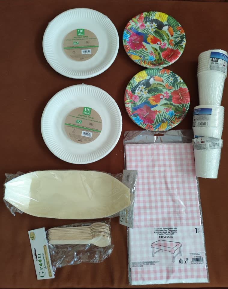 Отдам за kinder joy посуду для пикника (20 белых тарелок, 24 цветные, 4 лодочки, 20 стаканов