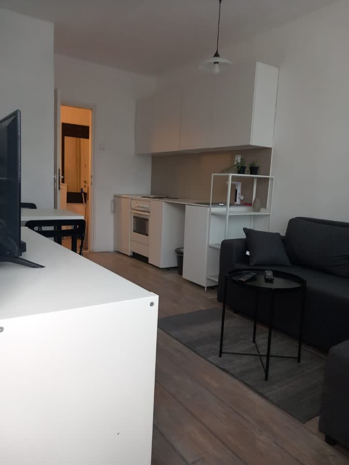 Izdaje se dvosoban stan u Novom Beogradu, Blok 11