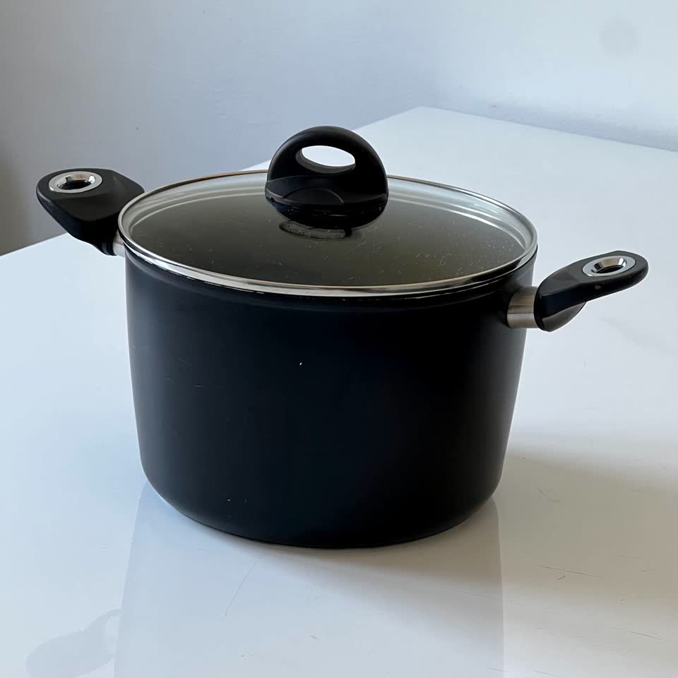 Высокая кастрюля с крышкой