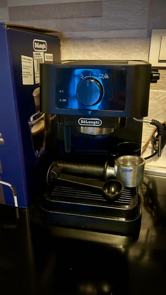 Prodajem aparat za kafu Delonghi EC230BK
