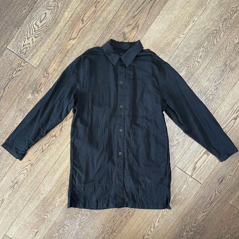 Длинная рубашка-платье COS, джинсы Monochrome, кроссовки Axel Arigato и Lacoste