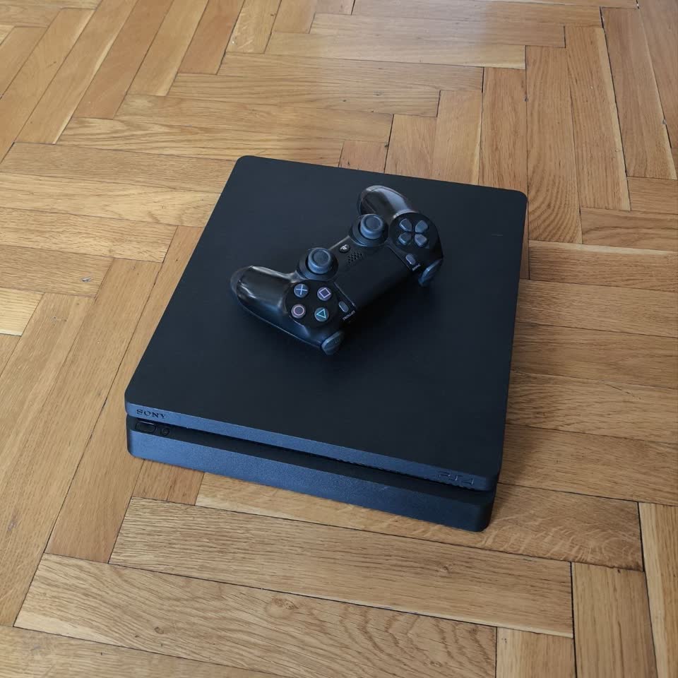 Prodajem PlayStation 4 Slim 500GB (CUH-2108A)