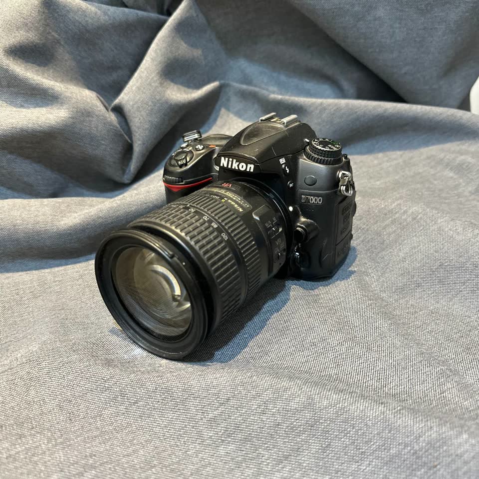 Nikon D7000 + объектив + 2 аккумулятора + штатив