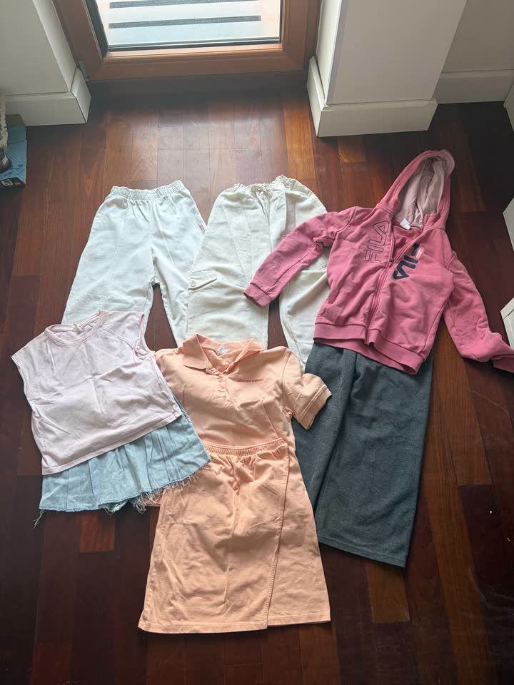 Dečije stvari za visinu 152 u dobrom stanju / brend Zara, 3 para pantalona i 2 kompleta sa suknjom.