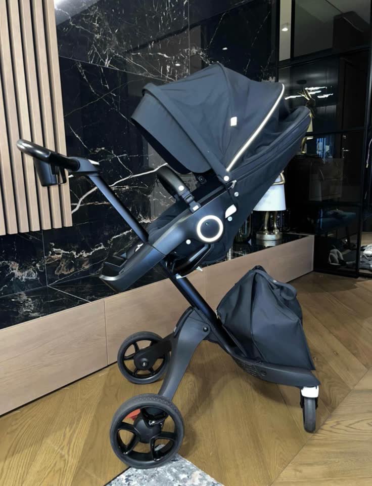 Stokke V6 kolica u crnoj boji sa dosta dodatne opreme