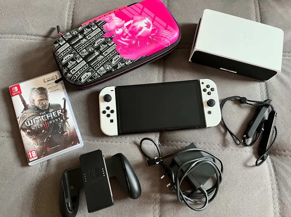 Продам Nintendo Switch OLED, комплектация на фото + в комплект отдаю комплект стиков