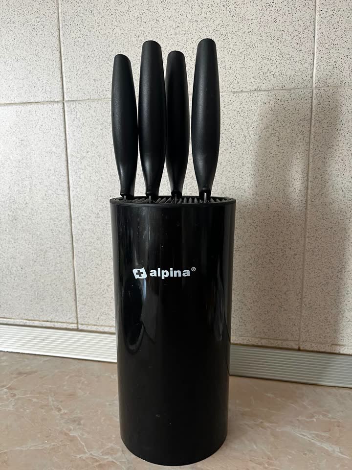 Set noževa i postolje