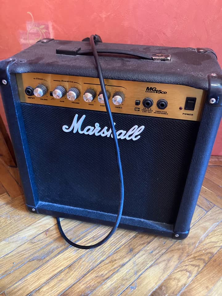 Prodajem pojačalo Marshall Mg15cd