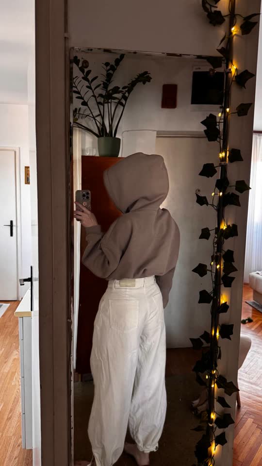 Oversize dukserica sa ogromnom kapuljačom