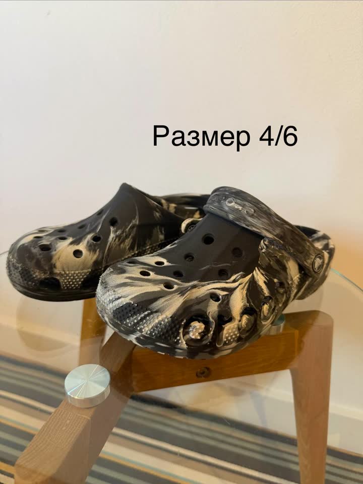 Продам кроксы, настольную игру и карточки с вопросами