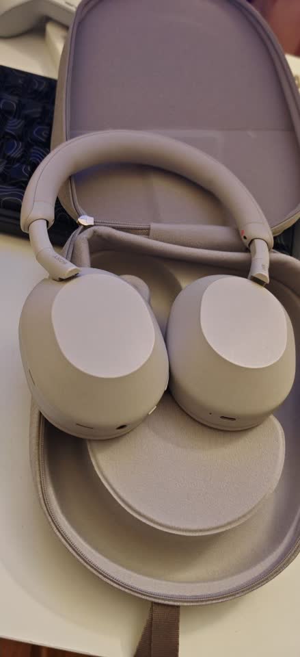 Sony wh 1000xm5 беспроводные наушники с шумодавом. Отличное состояние. 200 евро или эквивале