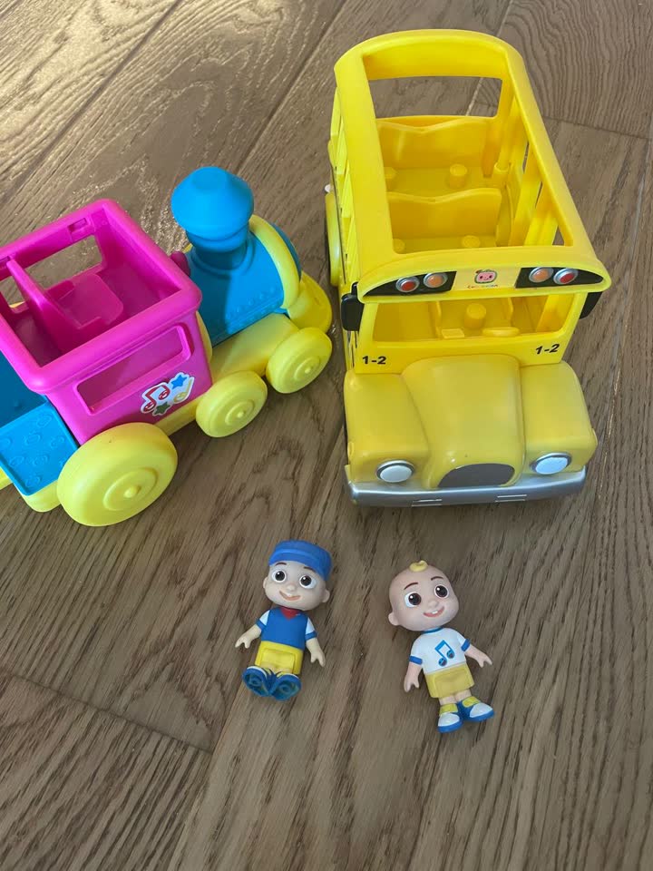 Vlak i autobus Cocomelon sa zvukom