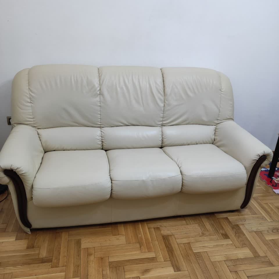 Продам кожаный диван в хорошем состоянии со спальным местом 140*200, фирма Simpo. Все механи