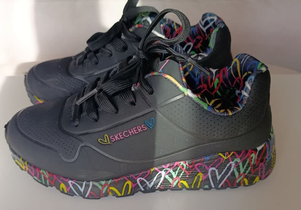 Кроссовки SKECHERS размер 35. Отличное состояние.