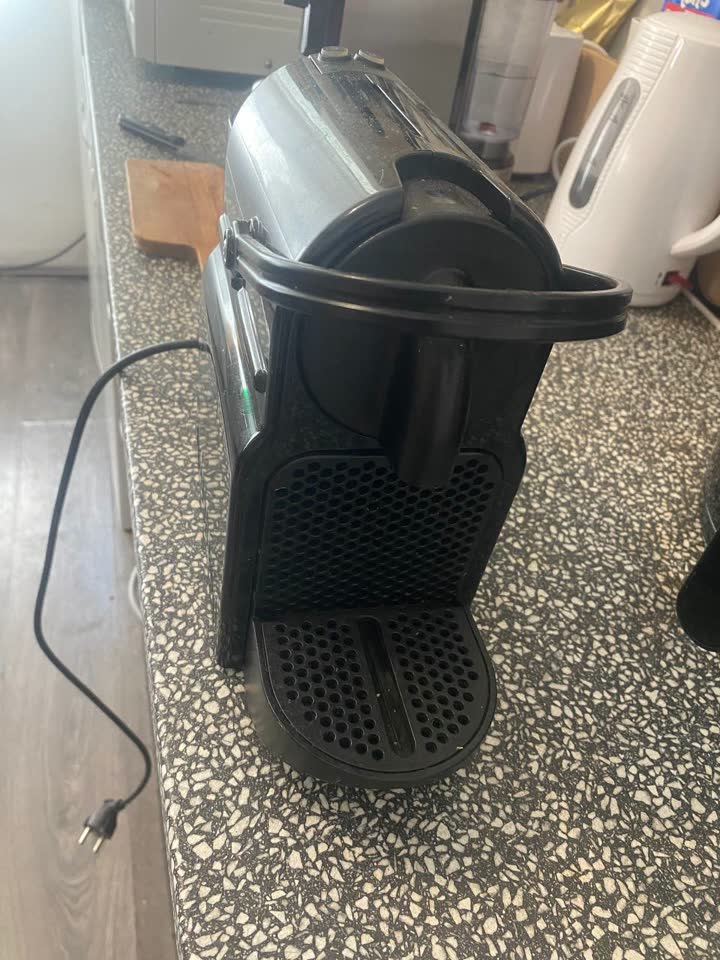 Poklanjam kapsulni aparat za kafu Nespresso