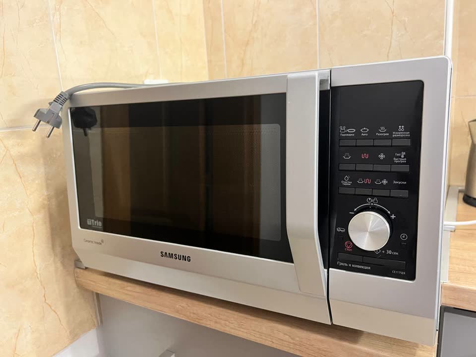 Продам многофункциональную микроволновую печь Samsung в отличном состоянии (с функцией гриля