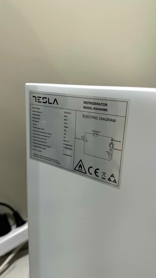Мини-холодильник Tesla RS0400ME