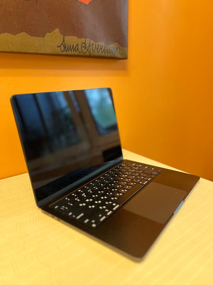 MacBook Air M2 2022 — idealno stanje