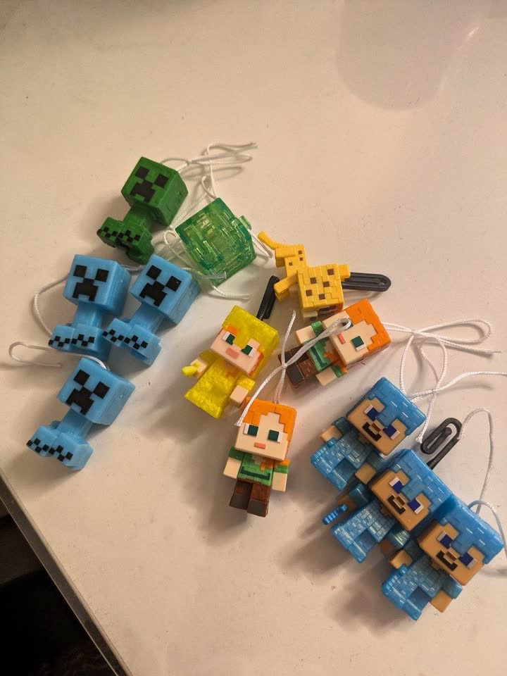 Poklanjam figurice iz Kinder Joy Minecraft