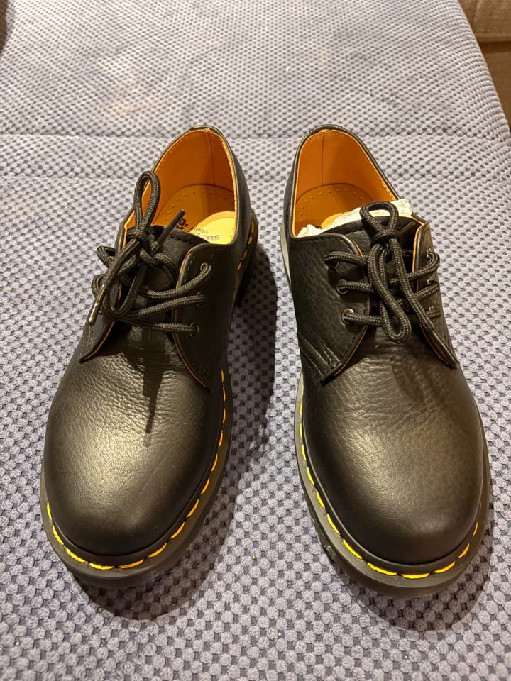 Potpuno nove Dr. Martens, veličina 38
