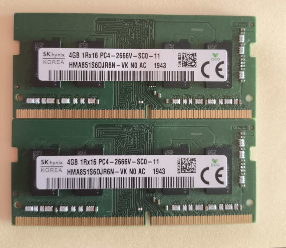Две одинаковые плашки памяти SODIMM