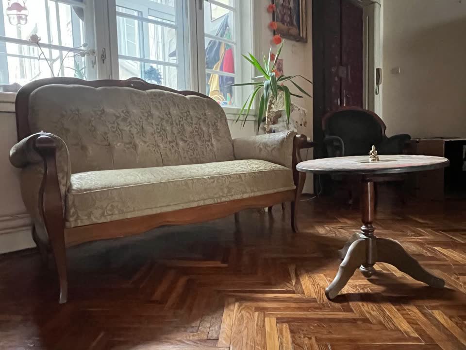 Nameštaj: sofa, sto, barska stolica, stolice