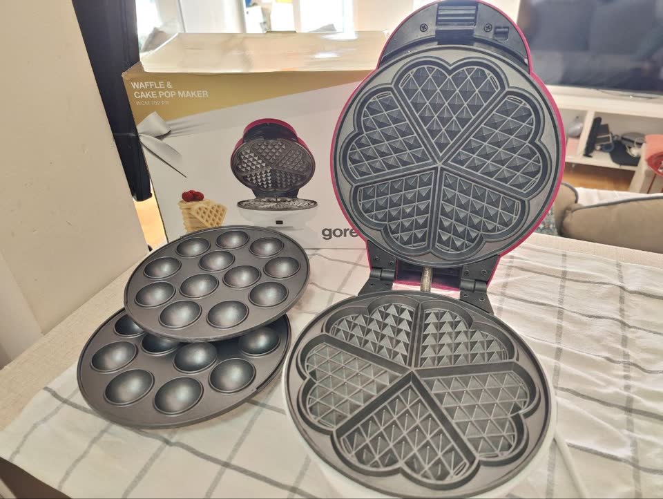 Gorenje aparat za vafle sa dva seta nastavaka - za vafle i cake pops, polovan tri puta