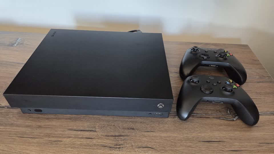 Prodajem Xbox One PRO sa Kinectom 2. generacije i dva džojstika
