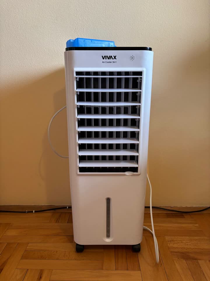 Prodajem podni ventilator sa cirkulacijom vode za hladniji protok vazduha.