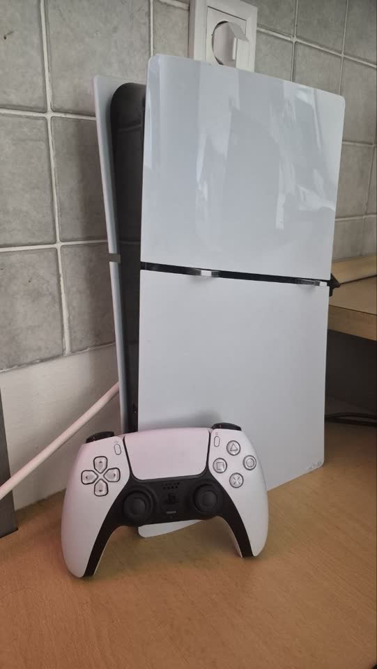 Prodajem PS5 slim (1tb) zajedno sa DualSense i PS VR v2