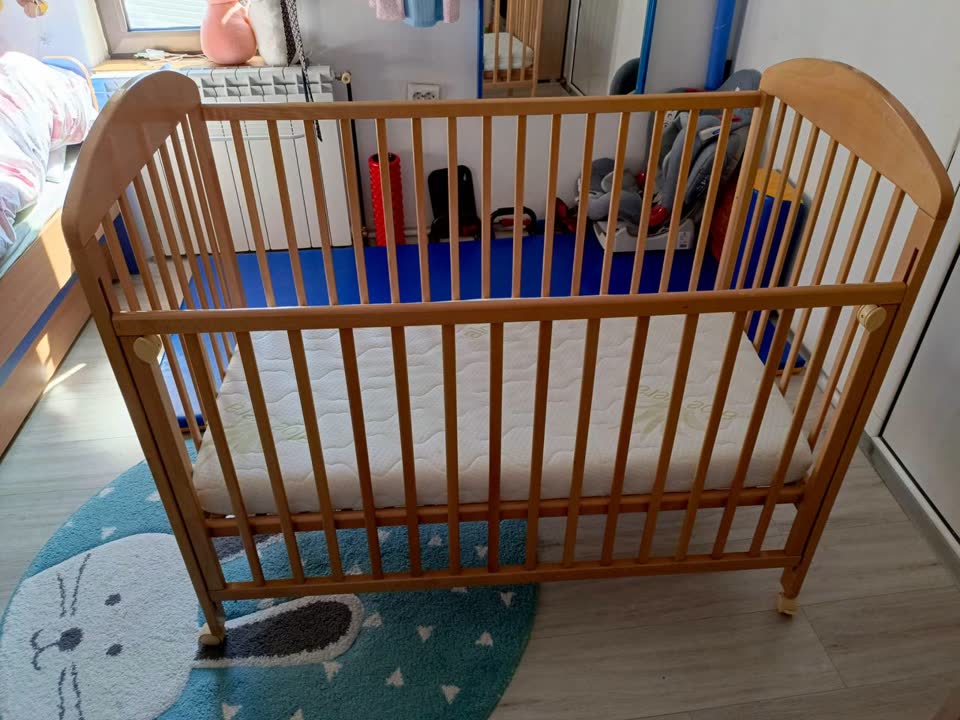 Продам детскую кроватку с двумя матрасами