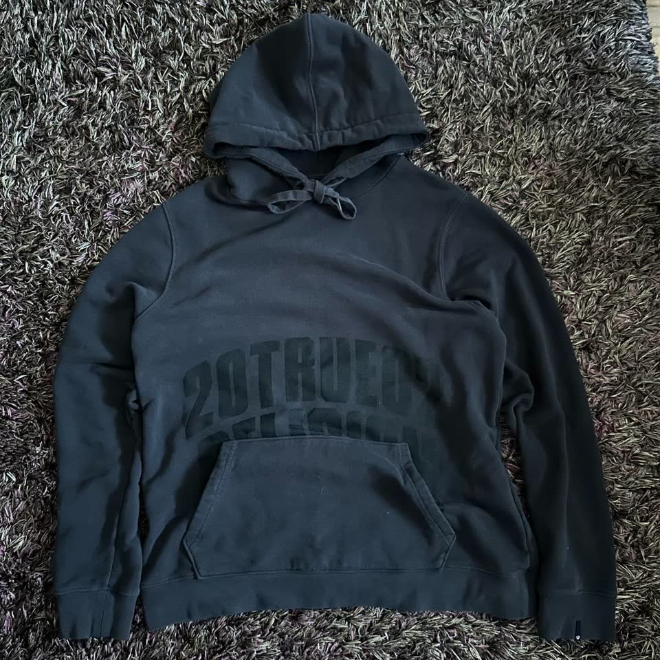 Odeća: hoodie, farmerke, majica