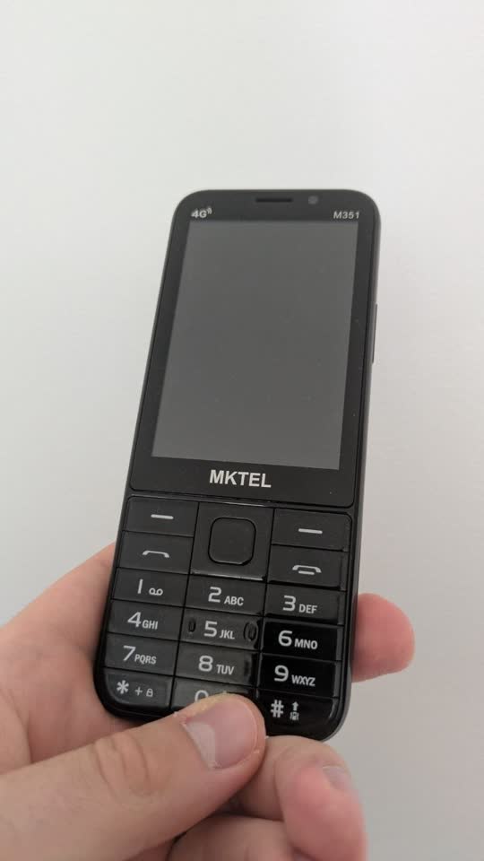 Anonimni kineski telefon na dugmiće sa Androidom