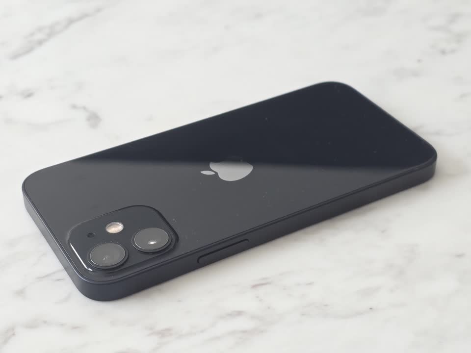 iPhone 12 mini 64гб, nano + eSIM, черный, корпус близок к идеальному, на стекле есть пара ца