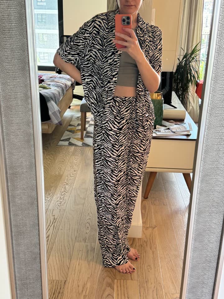 1. Костюм Zara, рисунок зебра, носился очень мало. Размер XS и у штанов и у рубашки. Состав