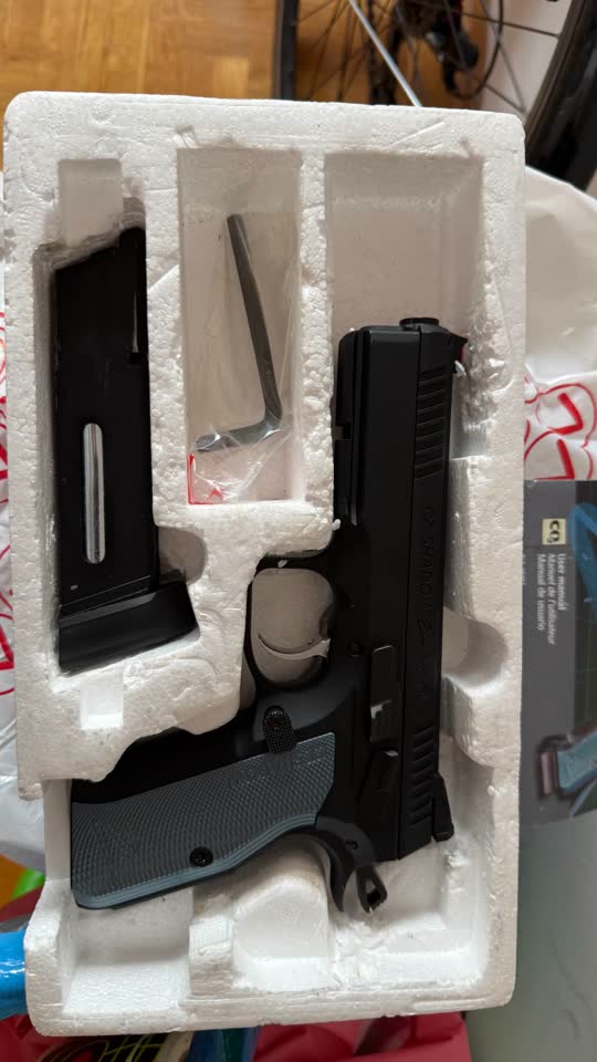 airsoft пистолет ASG CZ Shadow2. реплика настоящего пистолета, имеет такой же вес. отстрелян