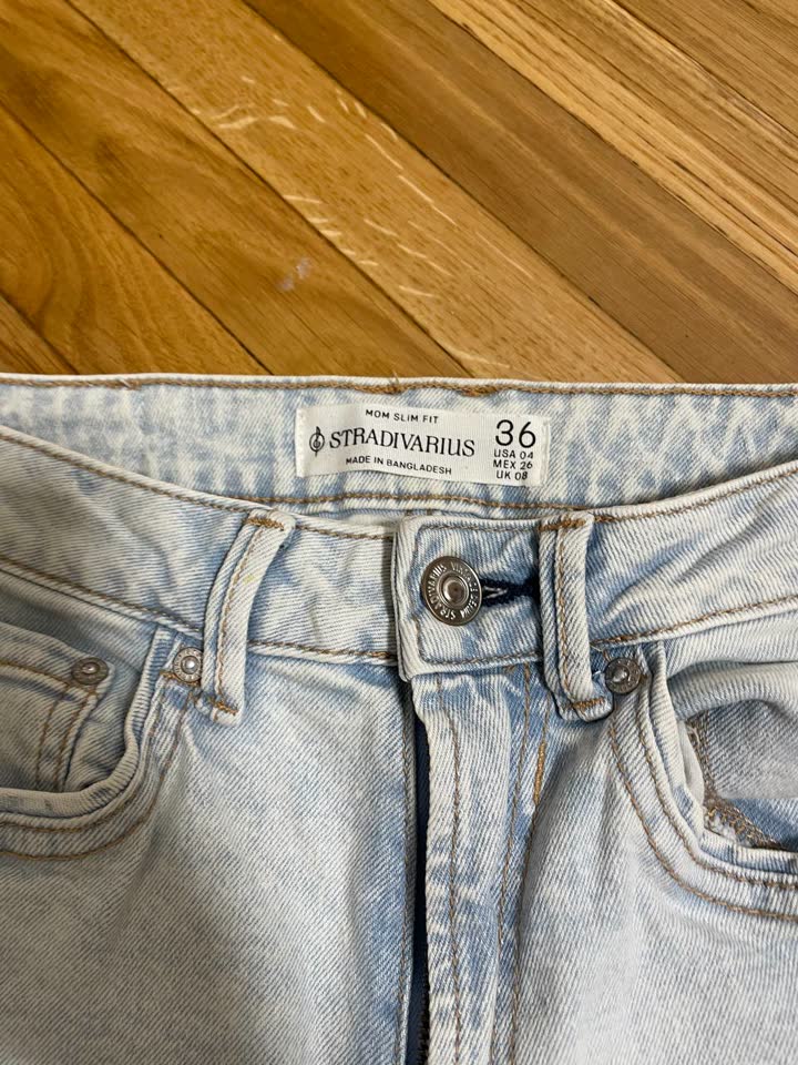 Голубые джинсы Stradivarius