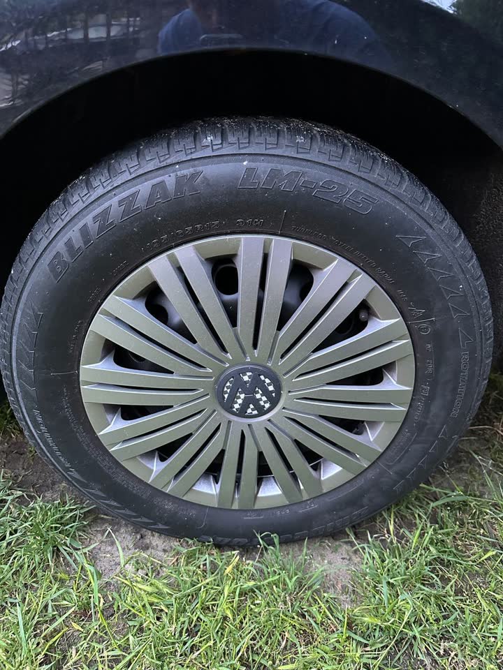 Продаю: покрышки Bridgestone Blizzak, магнитола RCD 310, номерные рамки