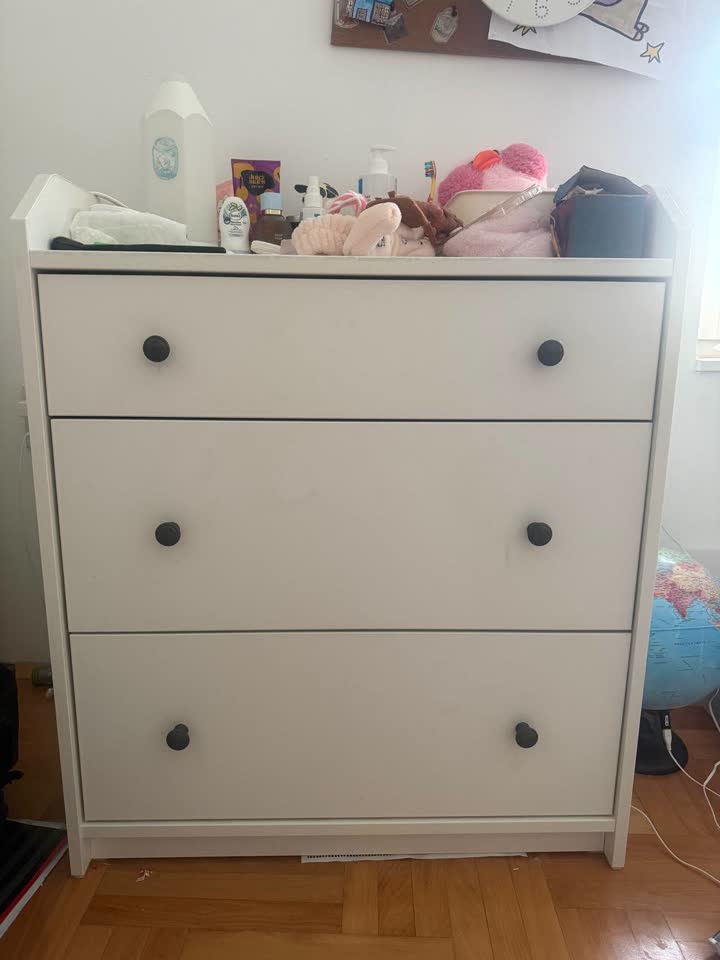 1. Komoda Ikea HAUGA (https://applink.ikea.com/tY8M9r9M4w--20581521--rs--sr )