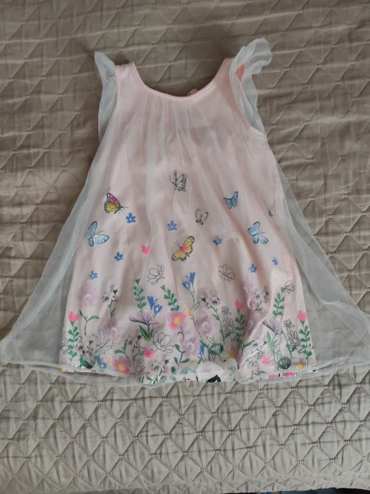 Poklanjam, najbolje u jedne ruke. Veličine 98 i manje veličine 104.