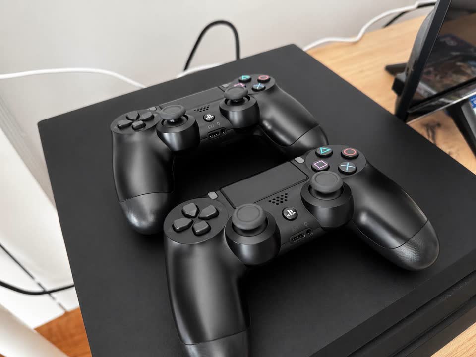 Prodajem Playstation 4 Pro (1TB)