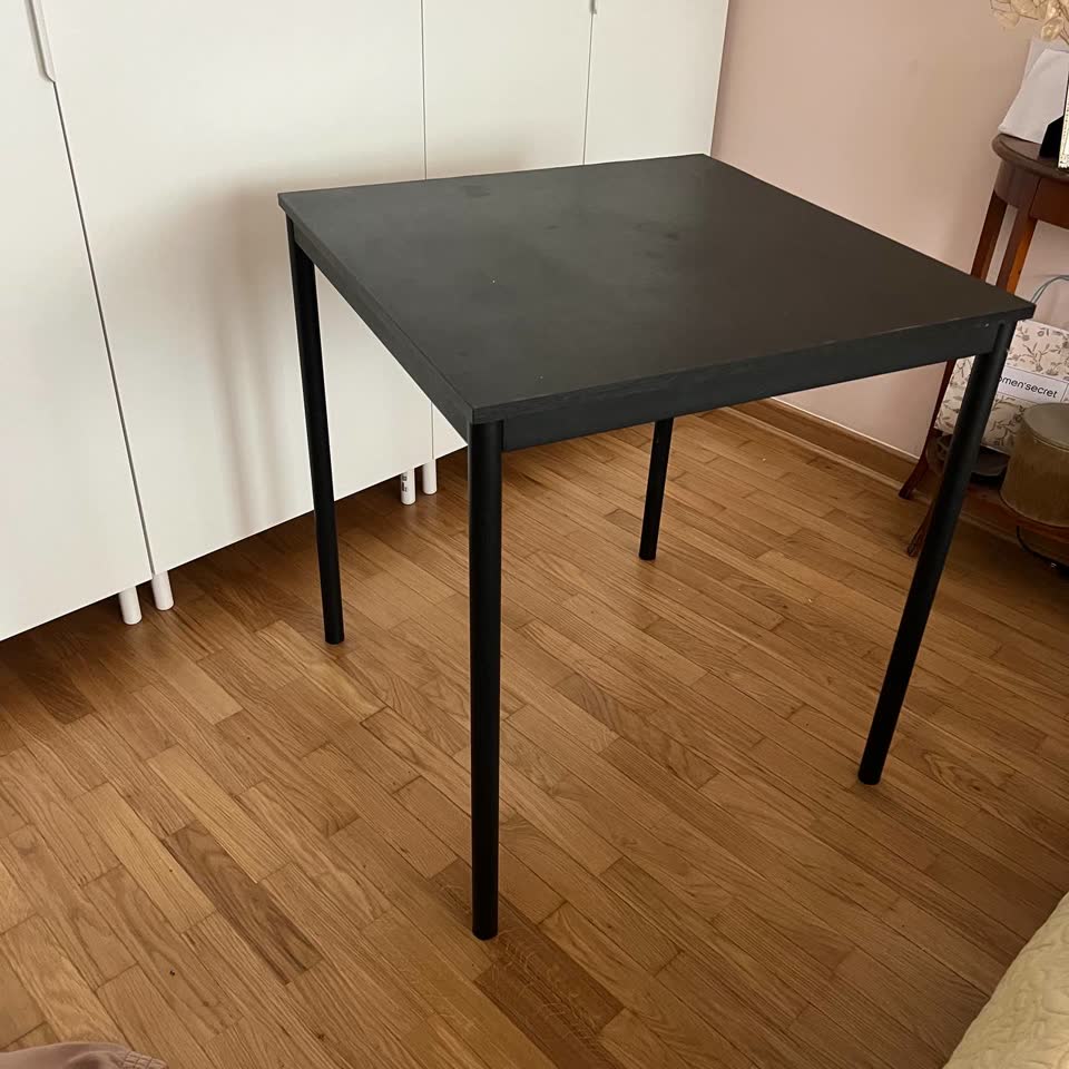 Стол IKEA в хорошем состоянии