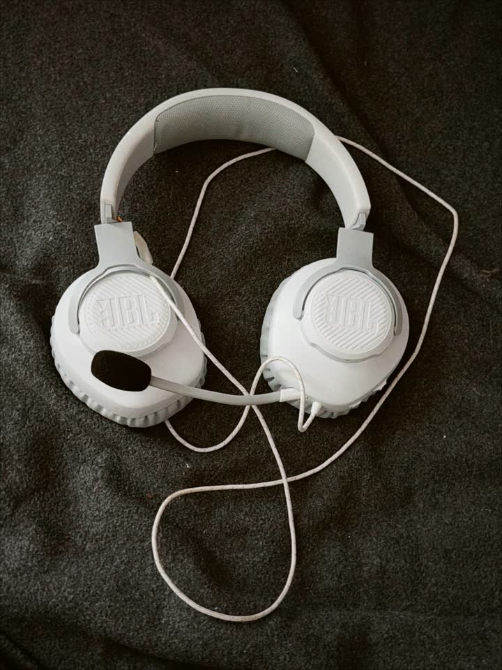 Prodajem novu gejmersku slušalicu JBL Quantum 100