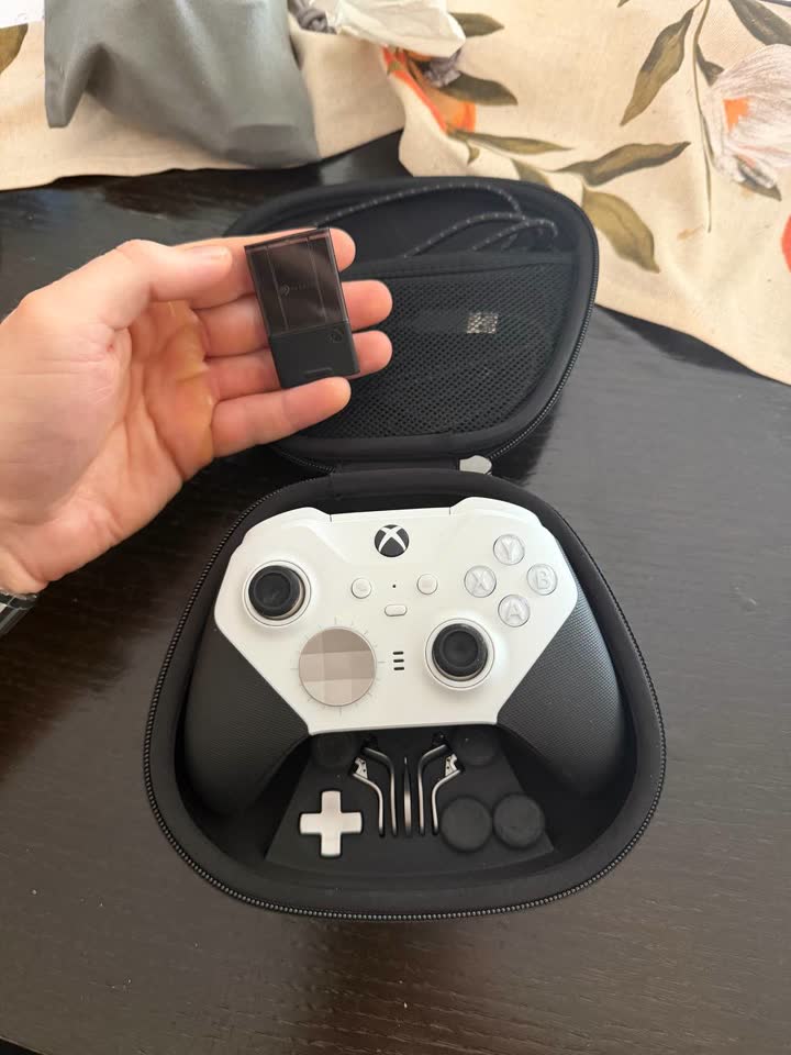 Xbox Elite Controller 2 и Xbox Seagate Expansion Card 1Tb