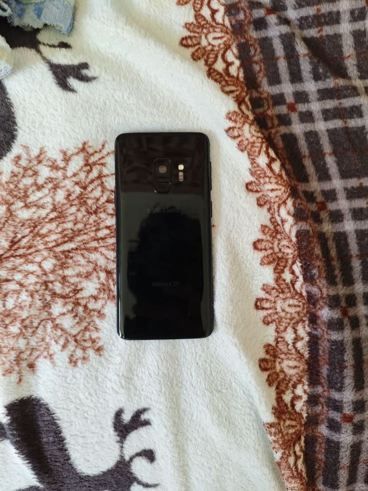 Продам Samsung Galaxy S9 в идеале, полный комплект
