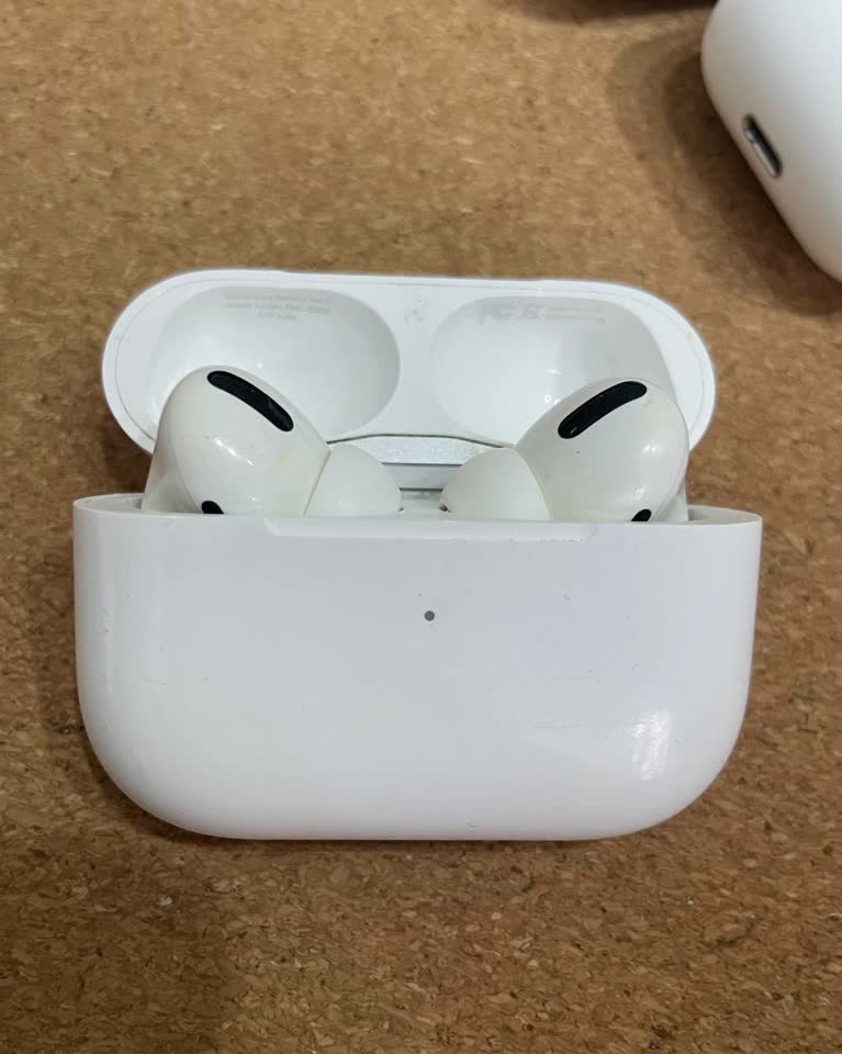 Prodajem futrolu za AirPods Pro 1. generacije (a2190, lightning) (šišti u poništavanju buke i transparentnosti,