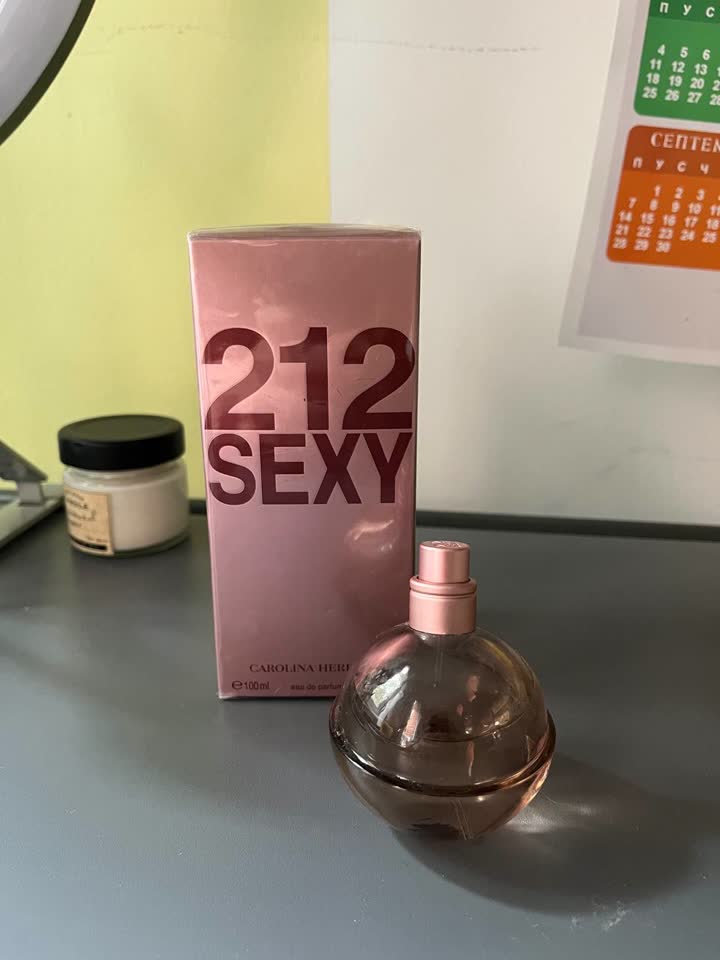 Prodajem parfem Carolina Herrera Sexy 212 100 ml