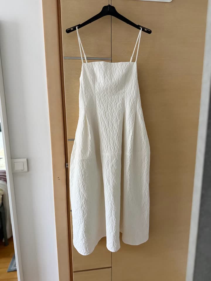 1. Bela haljina H&M