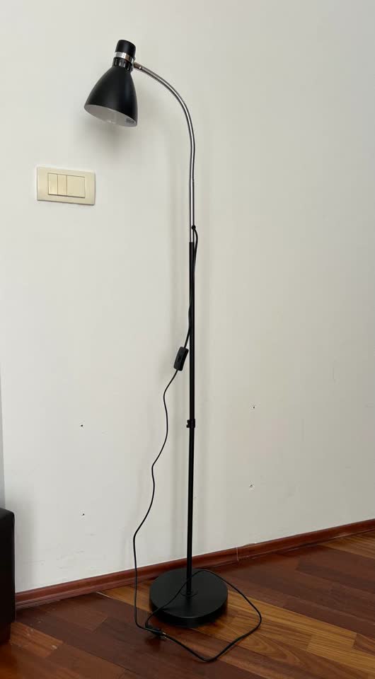 Podna lampa HANSSON (JYSK)