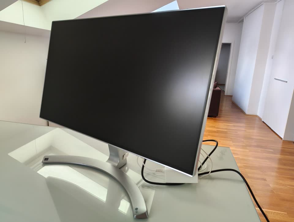 продам монитор LG 24"